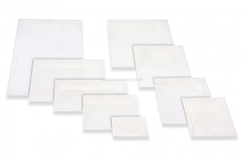 Enveloppes blanches transparentes